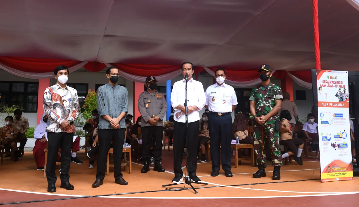 Presiden Joko Widodo (tengah) memberi keterangan saat meninjau langsung vaksinasi Covid-19 bagi anak-anak usia 6-11 tahun di Kompleks SDN Cideng, Gambir, Jakarta, Rabu (15/12/2021). Sedikitnya 200 siswa SD berusia 6-11 tahun divaksin menggunakan Sinovac. (Foto: Lukas-Biro Pers Sekretariat Presiden)