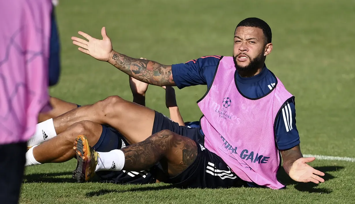 Pemain Lyon Memphis Depay memberi isyarat saat sesi latihan di Stadion Restelo, Lisbon, Portugal, Selasa (18/8/2020). Lyon akan menghadapi Bayern Munchen pada pertandingan semifinal Liga Champions. (Franck Fife/Pool via AP)