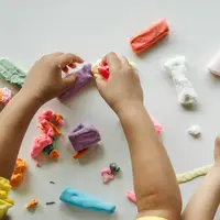 Meskipun berantakan, bermain tekstur optimalkan perkembangan saraf otak anak. [Dok/Pexels.com/Pavel Danilyuk].