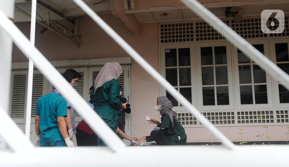 Usai proses selesai, terlihat sebuah mobil dari tim Jatanras masuk ke dalam teras rumah. (merdeka.com/Arie Basuki)