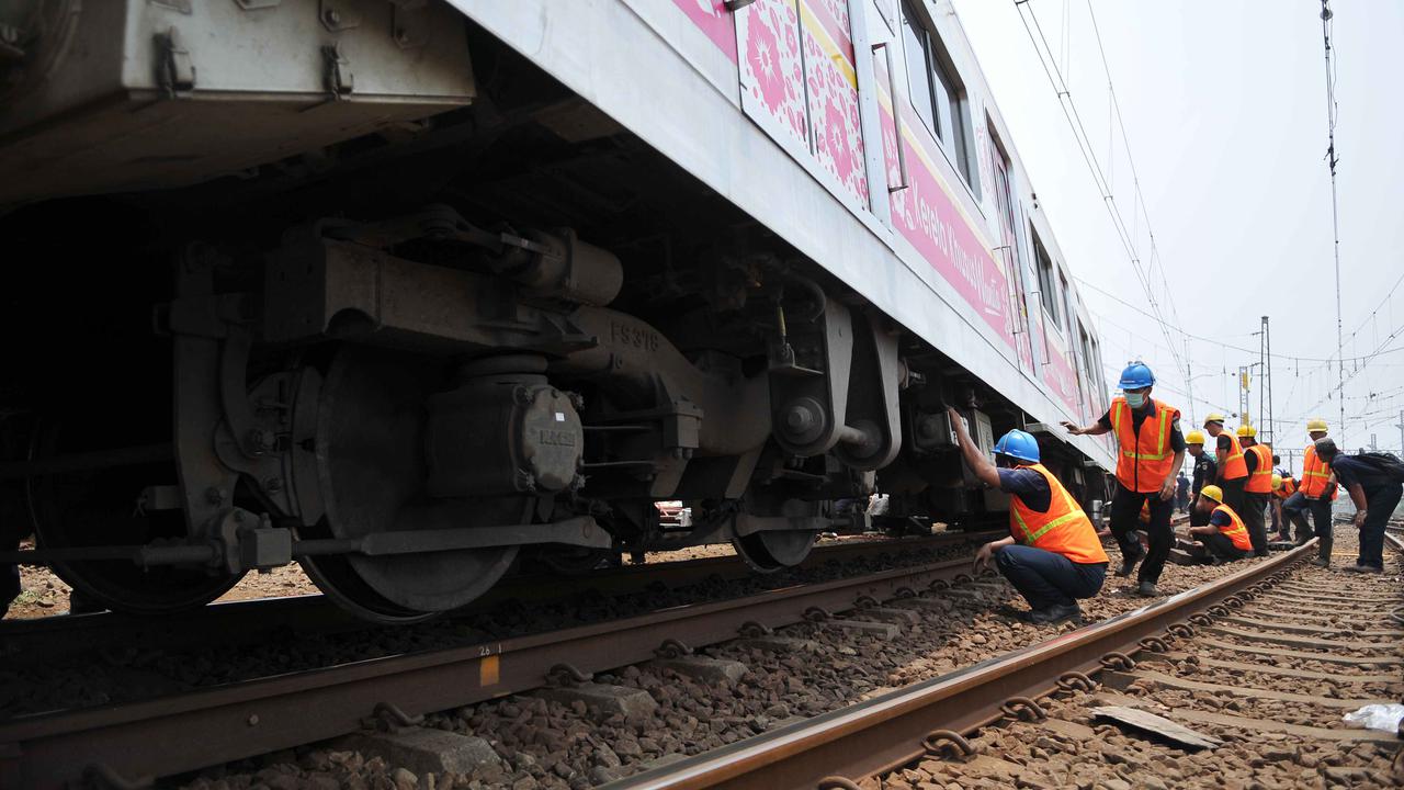 20151027-commuterline-jakarta-anjlok