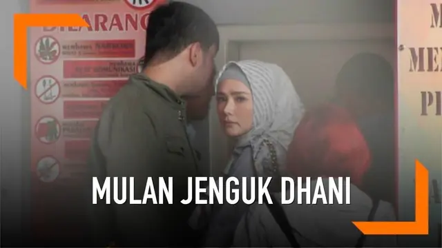 Mulan Jameela jenguk suaminya, Ahmad Dhani di rutan Cipinang Rabu (31/1) siang. Ini adalah kunjungan perdana Mulan sejak suaminya ditahan karena kasus ujaran kebencian.