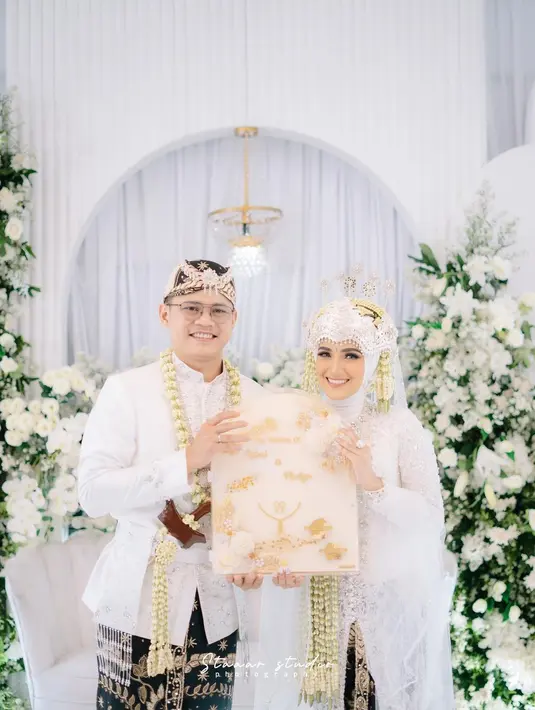 Kebahagiaan begitu terpancar dari Nadya yang menjadi single parent sekitar dua tahun. Nadya menikah dengan adik Ikram Rosadi, suami dari Larissa Chou. [Instagram/nadyamustikarahayu]
