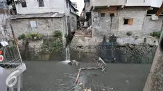 Jembatan penyeberangan yang ambruk di Kelurahan Manggarai Selatan, Jakarta, Selasa (9/8). Diduga, jembatan yang menghubungkan RT 08/RW 09 dengan RT 12/RW 8 itu patah akibat hujan deras yang terjadi kemarin sore. (Liputan6.com/Yoppy Renato)
