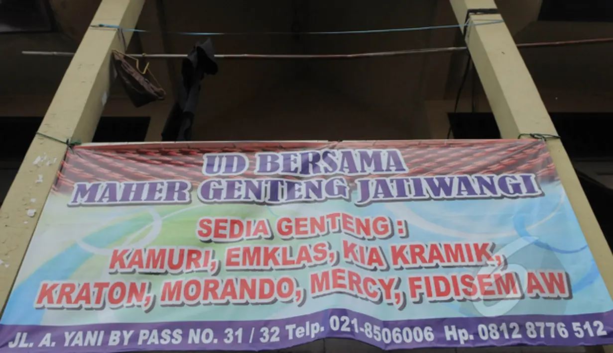 Toko UD Bersama Maher Genteng Jatiwangi yang alamatnya sama dengan CV Bukit Terpadu Utama, salah satu CV pemenang tender pengadaan UPS senilai Rp 5,8 miliar lebih, Jakarta. Foto diambil pada Minggu (1/3/2015). (Liputan6.com/Herman Zakharia)