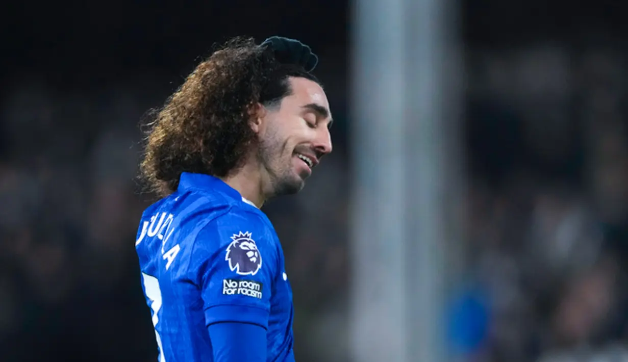 Pemain Chelsea, Marc Cucurella, meninggalkan lapangan setelah diganjar kartu merah saat melawan Fulham pada pekan ke-21 Premier League di Stadion Craven Cottage, Kamis (8/1/2026) dini hari WIB. (AP Photo/Dave Shopland)