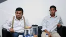 Ketua Komdis PSSI, Hinca Pandjaitan (kiri) meminta klarifikasi Agus Rohman terkait tewasnya penyerang Persiraja Banda Aceh, Akli Fairuz usai berlaga di stadion H Dimurthala, Lampineung, Banda Aceh, (22/5/2014). (Liputan6.com/Helmi Fithriansyah) 
