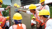 Tenaga konstruksi mengikuti praktik mengerjakan plester dinding saat pelatihan Ahli Konstruksi (AKSI) di Kantor Pemkab Jombang, Jawa Timur. (Liputan6.com)