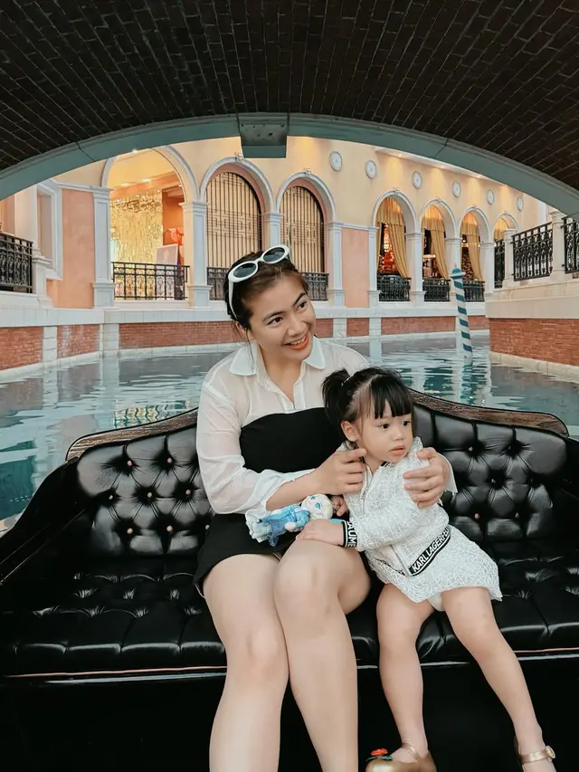 7 Momen Liburan Felicya Angelista ke Macau, Seru Naik Gondola