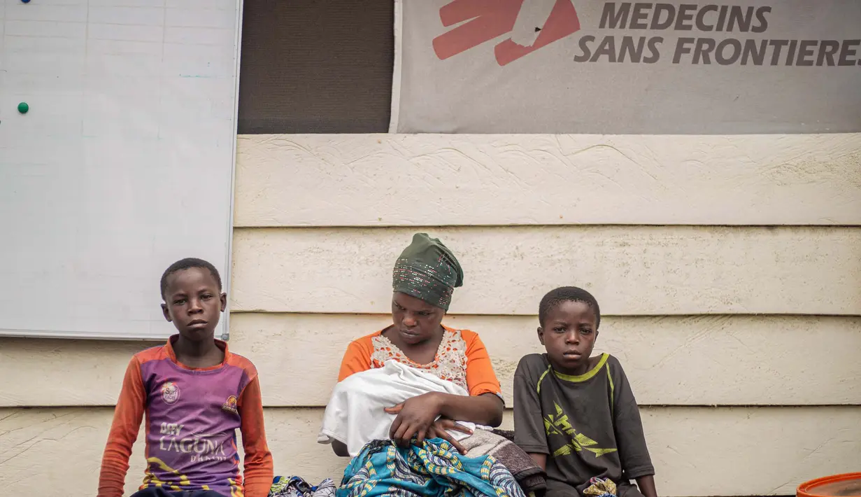 Sementara, pasokan bantuan makanan, termasuk air bersih serta obat-obatan kian menipis, terutama di kota Goma yang dihuni sekitar tiga juta penduduk. (Jospin Mwisha/AFP)