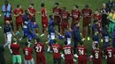 Pemain Chelsea berjalan di depan pemain Liverpool untuk mendapatkan medali setelah pertandingan Piala Super Eropa 2019 di Besiktas Park, di Istanbul (15/8/2019). Chelsea kalah lewat adu penalti atas Liverpool 5-4 (2-2). (AP Photo/Emrah Gurel)