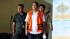 Wali Kota (nonaktif) Cilegon Tubagus Iman Ariyadi usai menjalani pemeriksaan KPK, Jakarta, Rabu (11/10). Tubagus Iman Ariyadi diperiksa KPK sebagai tersangka kasus dugaan suap pengurusan perizinan pembangunan Mall. (Liputan6.com/Helmi Fithriansyah)