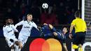 Striker PSG, Edinson Cavani, saat mencetak gol dengan tendangan salto ke gawang Ludogorets dalam laga Grup Liga Champions di Stadion Parc des Princes, Paris, (6/12/2016).  (AFP/Franck Fife)