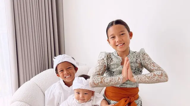 Gaya Elegan Anak Artis Berwajah Bule saat Mengenakan Kebaya.