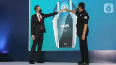 (ki-ka) President Director BMW Group Indonesia Ramesh Divyanathan dan Ketua MPR RI sekaligus Ketua Umum IMI Bambang Soesatyo menekan tombol pada pembukaan BMW Ultima yang merupakan fasilitas perbaikan dan pengecatan BMW dan MINI di Tangerang Selatan, Rabu (16/03/2022). (Liputan6.com/Fery Pradolo) 