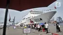 Warga saat antre untuk pemeriksaan kesehatan gratis oleh tim medis kesehatan dari Kapal RS Peace Ark milik Tentara Pembebasan Rakyat China (PLA) di kawasan JICT 2 Tanjung Priok, Jakarta Utara, Selasa (15/11/2022). Layanan pengobatan gratis untuk masyarakat umum ini merupakan bagian dari misi kemanusiaan Kapal RS Peace Ark ke luar negeri yang ke-10 setelah sebelumnya melakukan kunjungan ke Indonesia pada 2013. (merdeka.com/Iqbal S. Nugroho)