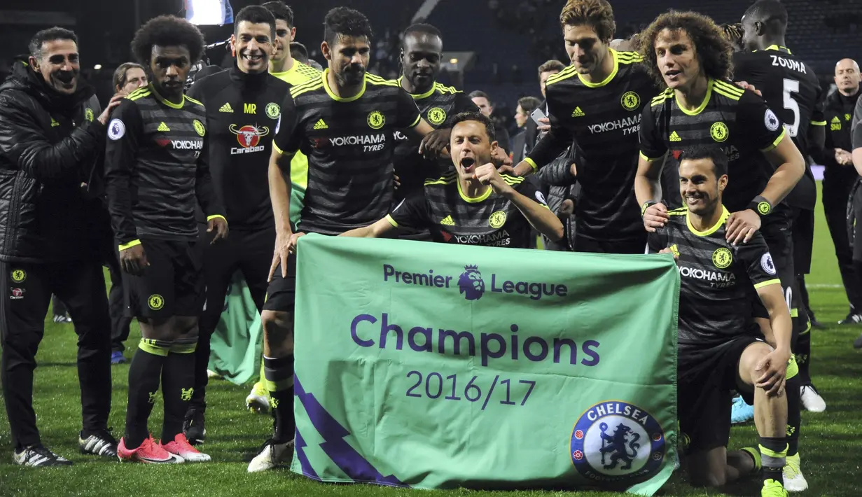 Para pemain Chelsea membentangkan spanduk bertuliskan Juara Premier League 2016-2017 usai menang atas West Bromwich di Hawthorns Stadium, West Bromwich, (12/5/2017). Chelsea menang 1-0.  (AP/Rui Vieira)