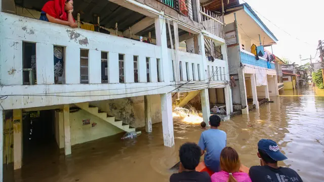 Banjir Rendam Kawasan Bidara Cina, Puluhan Orang Terpaksa Mengungsi