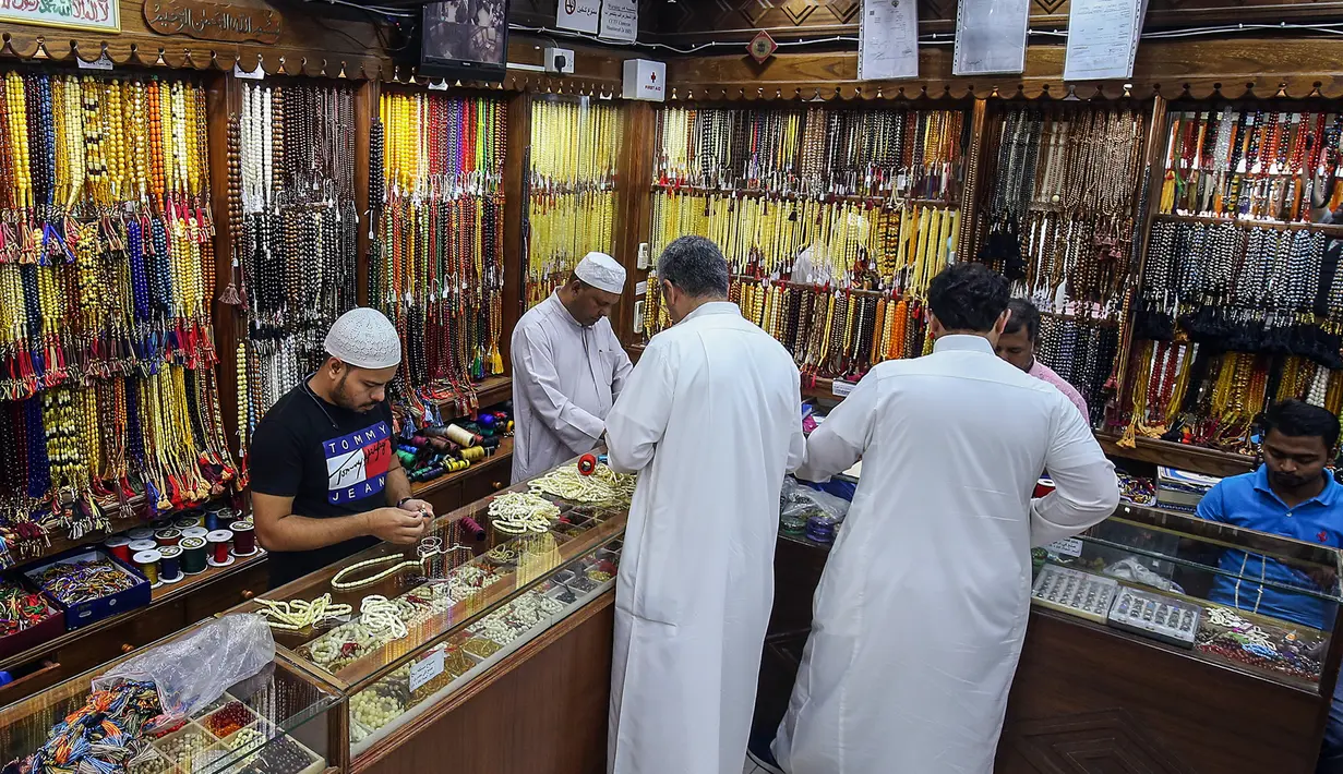 Dua pria membeli tasbih selama bulan suci Ramadan di sebuah pasar di Kota Kuwait (25/5/2019). Kuwait adalah negara monarki yang kaya akan minyak di pesisir Teluk Persia, Timur Tengah. (AFP Photo/Yasser Al-Zayyat)