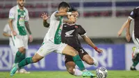 Pemain PSM Makassar, Abdul Rahman (kanan) berebut bola dengan pemain PSS Sleman, Irkham Zahrul Mila saat laga pekan ke-12 BRI Liga 1 2021/2022 antara PSM Makassar melawan PSS Sleman di Stadion Manahan, Solo, Kamis (18/11/2021). (Bola.com/Bagaskara Lazuardi)