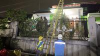 PLN Jatim melakukan perbaikan listrik terdampak erupsi Semeru. (Dian Kurniawan/Liputan6.com)