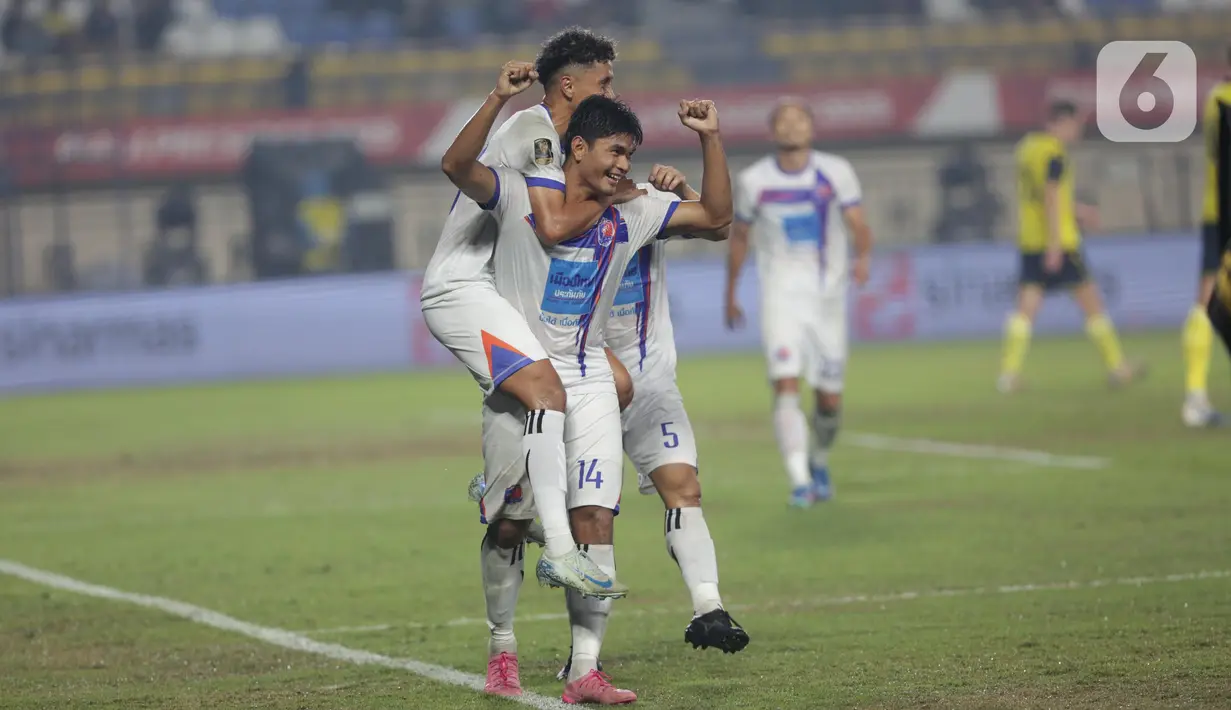 Teerasak Poeiphimai membuat skor imbang 1-1 di pengujung laga babak pertama. (Liputan6.com/Helmi Fithriansyah)