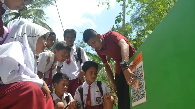 Anak-anak Desa Dermaji, mengenal sebuah tempat dengan QR Code. (Foto: Liputan6.com/Muhamad Ridlo)