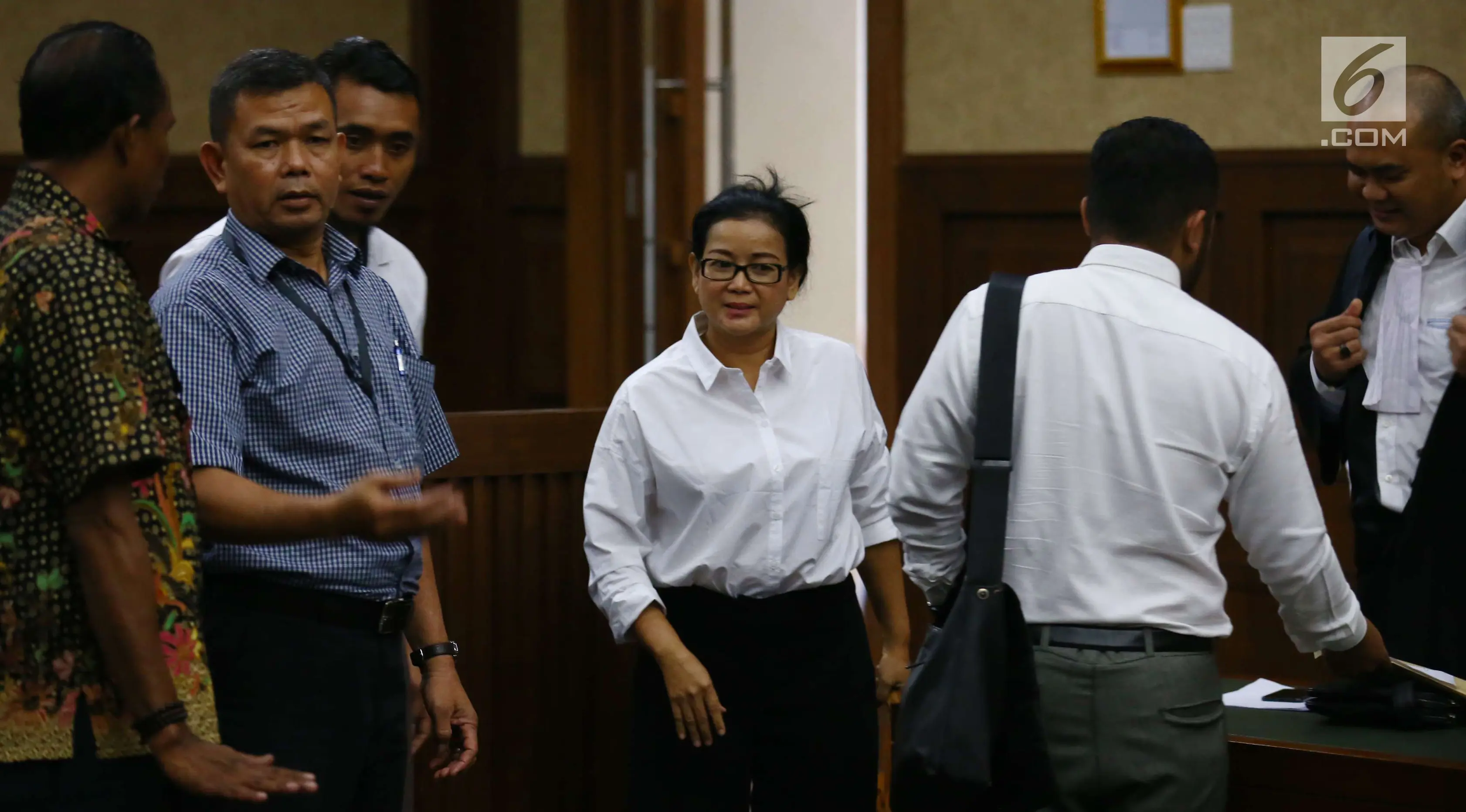 Mantan anggota Komisi II DPR Miryam S Haryani seusai sidang perdana di Pengadilan Tipikor Jakarta, Kamis (13/7). Sidang kasus dugaan pemberian keterangan palsu dalam kasus e-KTP itu beragenda pembacaan dakwaan dari JPU. (Liputan6.com/Helmi Afandi)