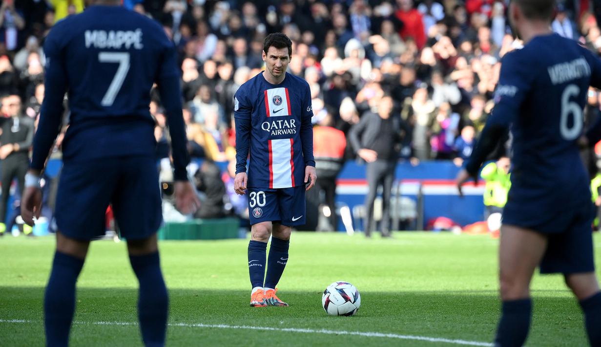 Striker PSG, Lionel Messi bersiap melepaskan tendangan bebas ke gawang Lille dalam laga pekan ke-24 Ligue-1 2022/2023 di Parc des Princes Stadium, Paris (19/2/2023). Tendangan bebas Lionel Messi yang menjadi penentu kemenangan 4-3 PSG atas Lille terjadi saat injury time babak kedua memasuki menit kelima. (AFP/Franck Fife)