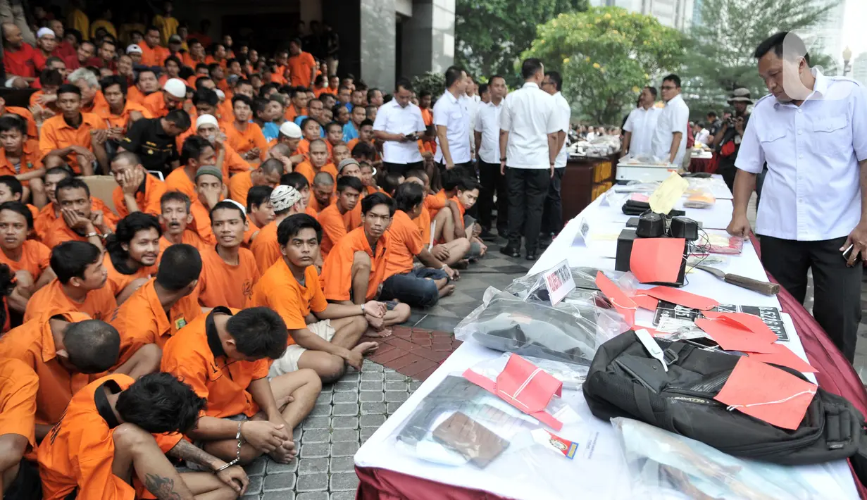 Tersangka dan barang bukti dihadirkan saat rilis hasil Operasi Sikat Jaya 2019 di Mapolda Metro Jaya, Jakarta, Senin (25/11/2019). Dari 3.314 orang terduga pelaku kejahatan, 574 ditahan, 22 tidak ditahan, dan 2.745 dilakukan pembinaan. (merdeka.com/Iqbal Nugroho)