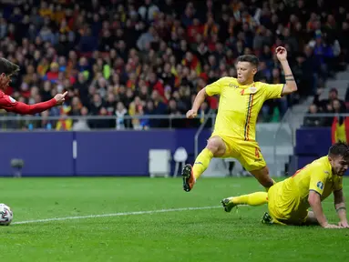 Penyerang Timnas Spanyol, Gerard Moreno mencetak gol ketiga untuk timnya ke gawang Rumania pada matchday ke-10 Grup F Kualifikasi Piala Eropa 2020 di Wanda Metropolitano, Senin (18/11/2019). Spanyol berhasil menggasak Rumania 5-0. (AP Photo/Manu Fernandez)