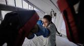 Rahaf Abu Hasira, 14 tahun, saat berlatih di klub tinju wanita yang didirikan di dalam tenda di Kota Gaza, Selasa 5 Mei 2026. (AP Photo/Jehad Alshrafi)