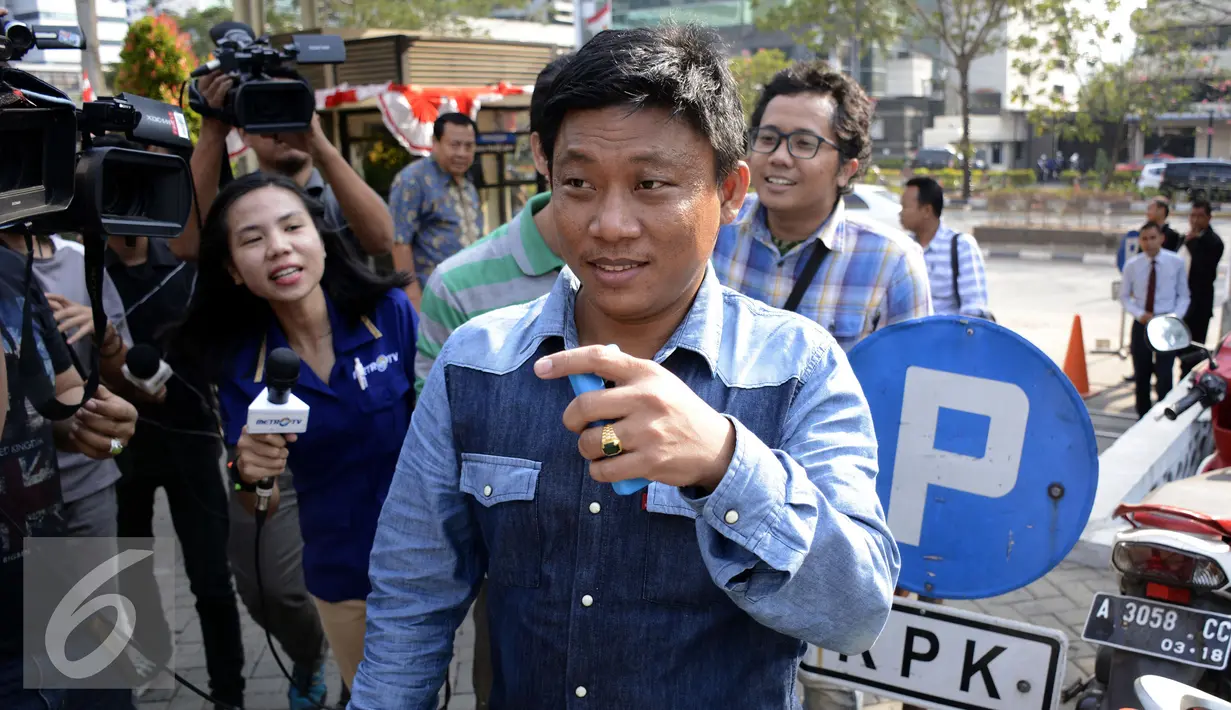 Ketua DPRD Kabupaten Musi Banyuasin (Muba), Riamon Iskandar usai menjalani pemeriksaan KPK, Jakarta, Rabu (26/8/2015). Riamon diperiksa KPK sebagai saksi terkait dugaan suap pembahasan RAPBD 2015 dan LKPJ 2014. (Liputan6.com/Yoppy Renato)