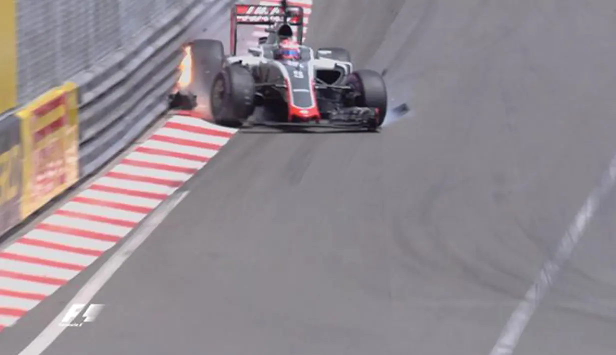 Insiden terjadi pada awal sesi latihan kedua GP Monaco di sirkuit jalan raya kota ini, Kamis (26/5). Mobil Romain Grosjean (Haas) mengalami kerusakan dan serpihan mengotori lintasan. Dia kembali ke pit dan virtual safety car muncul. (twitter.com/F1)
