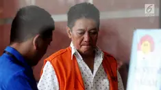 Hakim Pengadilan Negeri Jakarta Selatan, Irwan tiba untuk pemeriksaan di Gedung KPK, Jakarta, Jumat (14/12). Irwan  menjalani pemeriksaan perdana sebagai tersangka kasus dugaan suap penanganan perkara perdata di PN Jaksel. (Merdeka.com/Dwi Narwoko)