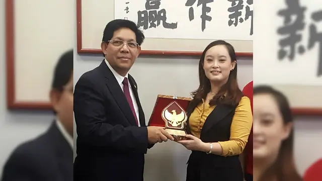 Duta Besar RI untuk Republik Guinea (berkedudukan di dan merangkap untuk Senegal), Mansyur Pangeran bersama dengan Managing Director Winning Group, Caroline (Sumber: KBRI Dakar)