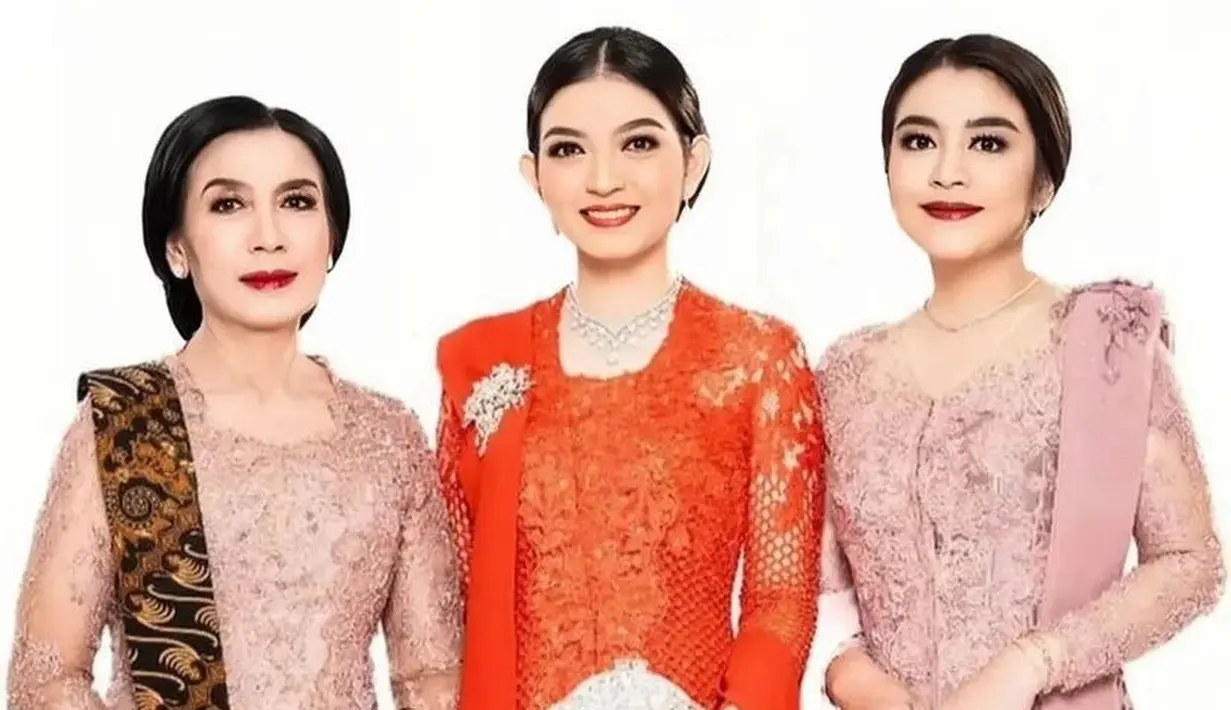 Tampilan Ibunda dan Kakak Selvi Ananda Dibalut Kebaya Pink saat Pelantikan Gibran Rakabuming. [@selvirarakabuming]
