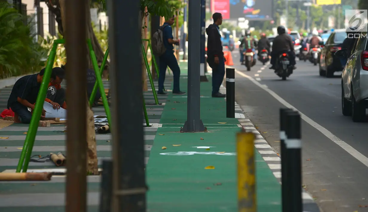 Penampakan jalur sepeda di kawasan Gelora Bung Karno (GBK), Jalan Asia Afrika, Jakarta, Selasa (31/7). Jalur sepeda ini terhalang tiang listrik, penerangan jalan umum (PJU), lampu lalu lintas, hingga rambu penunjuk jalan. (Merdeka.com/Imam Buhori)