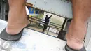 Seorang pekerja melakukan pengecatan pintu air Istiqlal, Jakarta Pusat, Senin (14/11). Pengecatan dilakukan untuk menjaga pintu air yang merupakan salah satu cagar budaya tersebut agar tetap bersih dan terawat. (Liputan6.com/Immanuel Antonius)