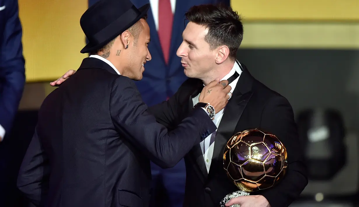 Pemain Barcelona, Lionel Messi (kanan) mendapat ucapan selamat dari pemain Barcelona lainnya, Neymar setelah memenangkan pemain terbaik dunia FIFA Ballon d'Or 2015 di Kongresshaus, Zurich, Senin ( 11/1). (AFP PHOTO/FABRICE COFFRINI)