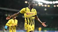 Penyerang Borussia Dortmund, Sehrou Guirassy, melakukan selebrasi gol yang dicetaknya ke gawang Sporting CP dalam leg pertama play-off 16 besar Liga Champions 2024/2025 di  Alvalade stadium, Rabu (12/2/2025) dini hari WIB. (PATRICIA DE MELO MOREIRA / AFP)