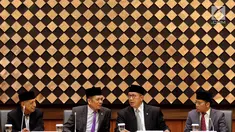 Menteri Agama Lukman Hakim Saifuddin memimpin jalannya Sidang Isbat di Kementerian Agama, Jakarta, Jumat (26/5). Sidang tersebut digelar secara tertutup di Kantor Kementerian Agama Jalan MH Thamrin, Jakarta Pusat. (Liputan6.com/JohanTallo)