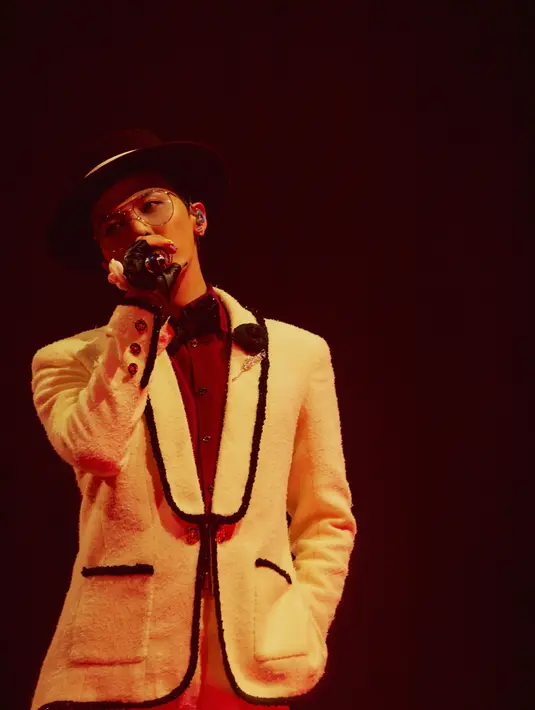 <p>GD memadukan setelan putih tersebut dengan inner kemeja hitam. Lengkap dengan dasi hitam yang diberi aksen beads. [Dok. Chanel]</p>