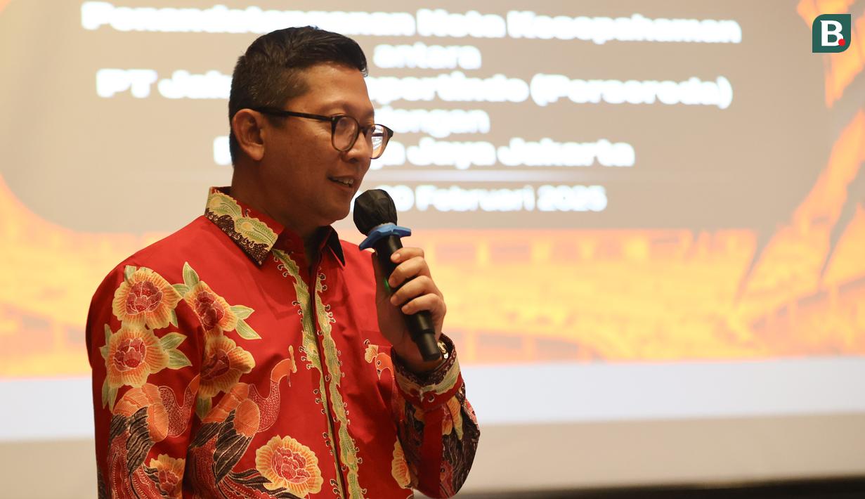 Direktur PT Persija Jaya Jakarta, Mohamad Prapanca memberikan sambutan pada acara penandatanganan nota kesepamahaman atau MOU kerja sama Persija Jakarta dan Jakpro, Kamis (20/2/2025) di Morrisey Hotel, Jakarta Pusat.