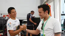 Moreno Soeprapto (kanan) mendatangi paddock Campos Racing untuk memberi dukungan Rio Haryanto. (Bola.com/Reza Khomaini)