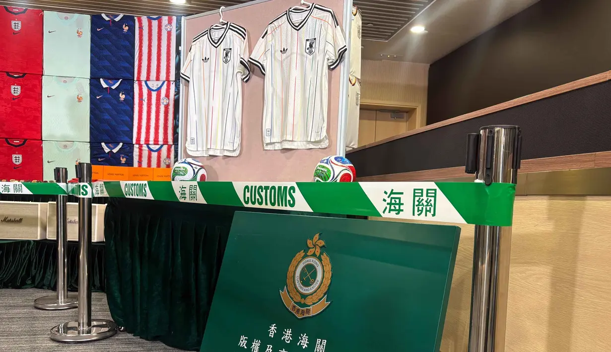 Otoritas bea cukai Hong Kong memamerkan jersey asli dan palsu saat konferensi pers di kantor pusatnya, North Point, Hong Kong Kamis, 11 Juni 2026. (AP Photo/Kanis Leung)