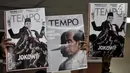 Relawan Jokowi Mania mengangkat poster bergambar sampul Majalah Tempo saat mendatangi Gedung Dewan Pers, Jakarta, Senin (16/9/2019). Majalah Tempo edisi 16-22 September 2019 dengan cover "Janji Tinggal Janji" dinilai melecehkan Presiden Jokowi. (merdeka.com/Iqbal S. Nugroho)