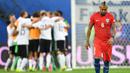 Gelandang Cile, Arturo Vidal, tampak kecewa usai gagal merebut Piala Konfederasi 2017 di Stadion Saint Petersburg, Rusia, Minggu (3/7/2017). Jerman menang 1-0 atas Cile. (EPA/Georgi Licovski)