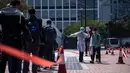 Orang-orang berdiri dalam antrean untuk pengujian virus corona COVID-19 di Hong Kong, 12 Februari 2022. Pihak berwenang bergegas untuk meningkatkan kapasitas pengujian COVID-19 menyusul rekor tertinggi infeksi baru. (Louise Delmotte/AFP)