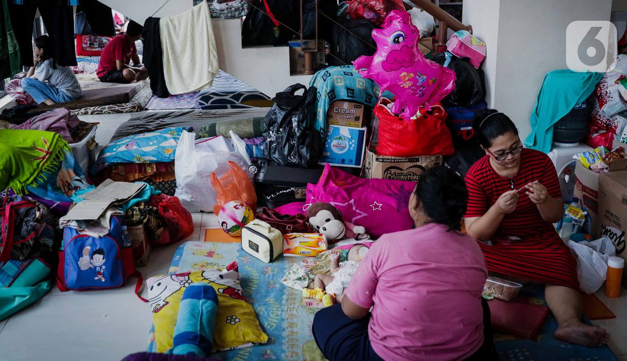 Aktivitas warga korban banjir yang masih bertahan mengungsi di GOR Pengadegan, Jakarta, Selasa (7/1/2020). Masih banyaknya warga yang memilih bertahan di pengungsian lantaran kondisi rumah mereka belum memungkinkan untuk ditinggali dan belum adanya arahan dari kelurahan. (Liputan6.com/Faizal Fanani)